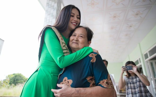 Phương Khánh rạng rỡ và hạnh phúc trong vòng tay của người thân