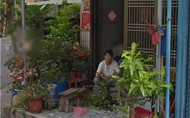 Đi qua ngôi nhà cũ, cô gái bật khóc khi chợt nhìn thấy người mẹ đã mất đang ngồi trước hiên nhà