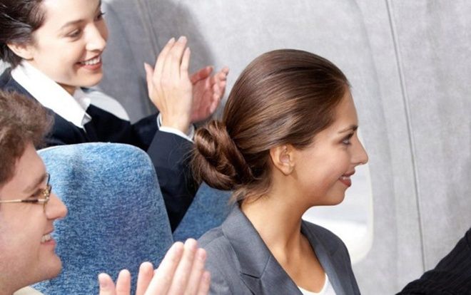 Vì sao hành khách vỗ tay khi máy bay hạ cánh?