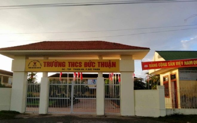 Nam sinh lớp 9 bị 2 thanh niên lạ mặt hành hung ngay trong trường