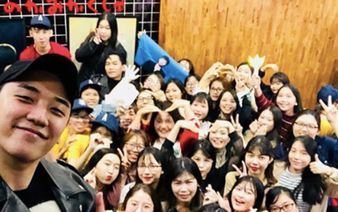 Ơn giời sau 1 năm xâm nhập thị trường ẩm thực Việt Nam, 'ông chủ' Seungri cũng chịu đến gặp fan