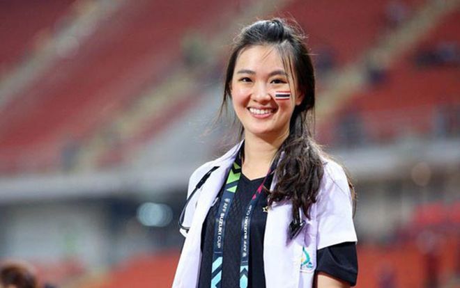 Nhiều CĐV xin được chấn thương vì 'bóng hồng' của ĐT Thái Lan quá xinh đẹp