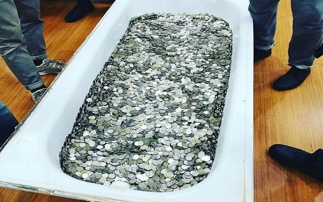 Nhóm thanh niên 'chơi trội' khi khiêng cả bồn tắm chứa đầy tiền xu đi mua iPhone XS