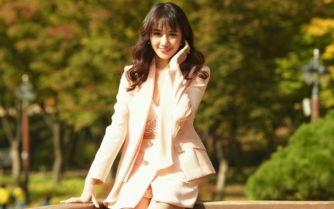 Hari Won bỗng nhiên 'đổi gió' hóa mỹ nhân quyến rũ khi diện trang phục lấp ló nội y