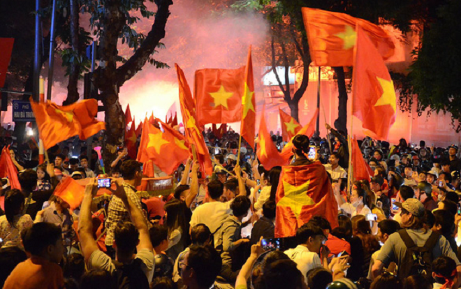 Hàng triệu cổ động viên ùa ra đường ăn mừng chiến thắng của đội tuyển Việt Nam trước Malaysia