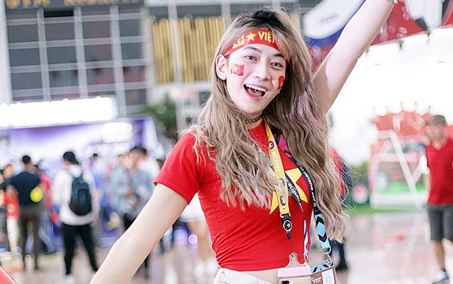 Ngất ngây ngắm các fan nữ xinh đẹp hào hứng cổ vũ đội tuyển Việt Nam dành chiến thắng trước Malaysia