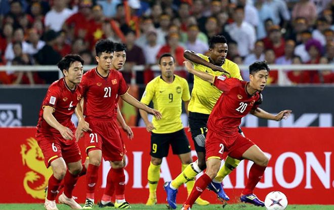 Chơi bẩn và đánh Công Phượng, ĐT Malaysia bị 'ném đá' tơi bời