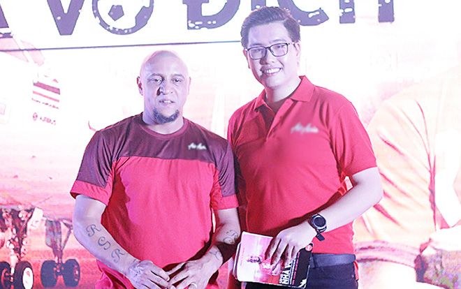 Nam MC tự tin 'chặt chém' tiếng Anh với danh thủ Roberto Carlos trước trận AFF Cup tối qua là ai?