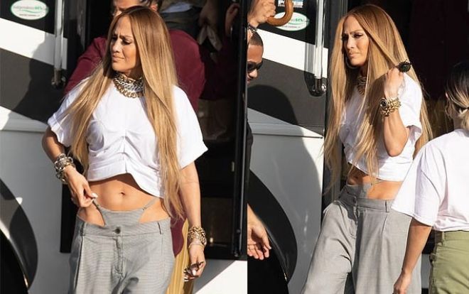 Jennifer Lopez gây hoang mang khi mặc trang phục quái dị lộ cả nội y ra ngoài