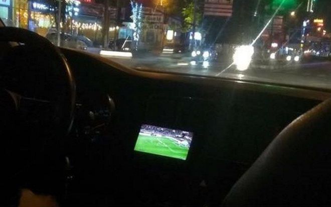 Vừa lái xe vừa xem bóng đá, tài xế khiến cô gái hốt hoảng vì dễ tai nạn như chơi