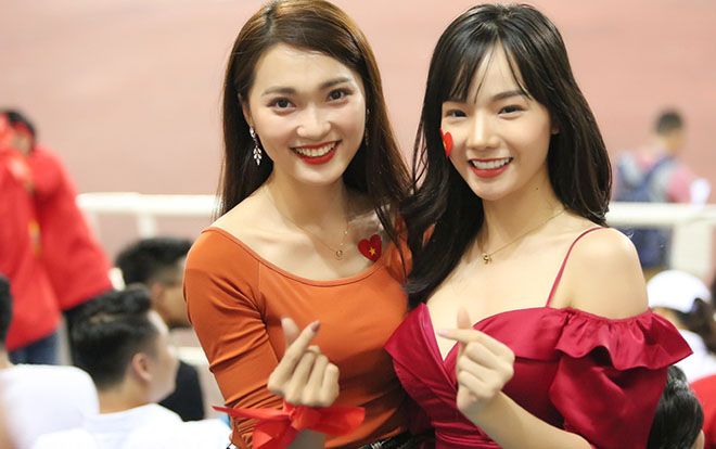 Ngắm bạn gái xinh lung linh trên khán đài cổ vũ Văn Đức