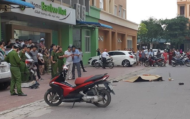 Phát hiện thi thể người đàn ông trước sảnh chung cư Phú Sơn nghi rơi từ tầng 5 xuống đất