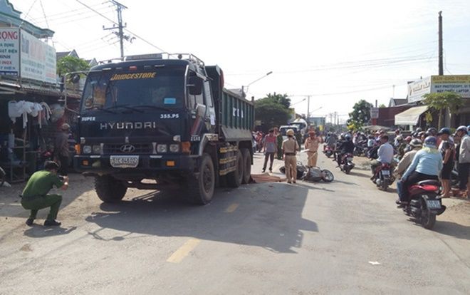 Bác bỏ thông tin tài xế lùi xe ben cán chết bé gái sau va chạm giao thông