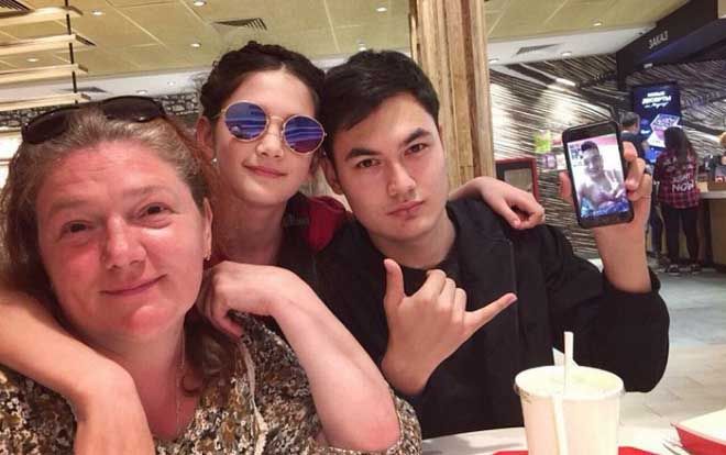 Phát sốt với em trai đẹp như diễn viên, em gái mang nét thiên thần của thủ môn Đặng Văn Lâm