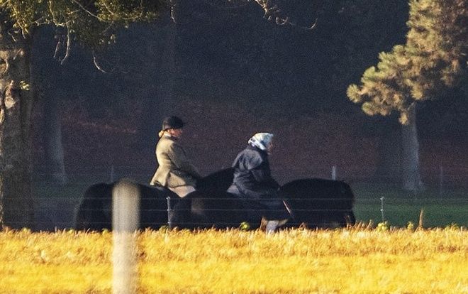 Nữ hoàng Anh thong dong cưỡi ngựa chiều thu ở tuổi 92