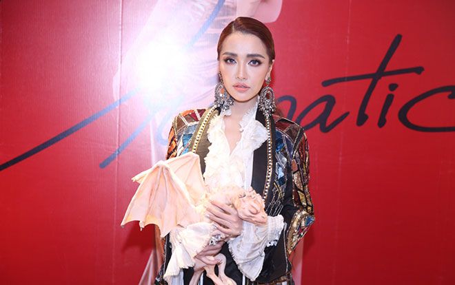 Clip Bích Phương lần đầu giải thích tựa đề bài mới: 'Chị hơi ngả là nâng được rồi, chờ ngã lại có… sứt sẹo'