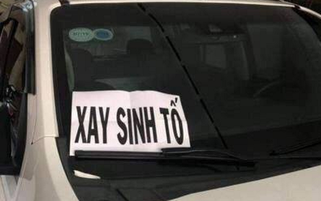 Dòng chữ dán trước kính xe ô tô khiến nhiều người tò mò suy đoán nhưng sự thật khiến ai nấy đều ngã ngửa