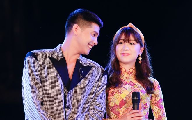 Chuyện Noo Phước Thịnh đêm qua: Hát 'Những kẻ mộng mơ' nhưng lại tỉnh bơ sánh đôi cùng bạn gái thời… 'Như phút ban đầu'!