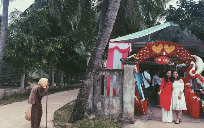 Bức ảnh đối lập giữa cụ già và cô dâu trong ngày cưới khiến ai cũng ngậm ngùi xót xa về thời thanh xuân tươi đẹp