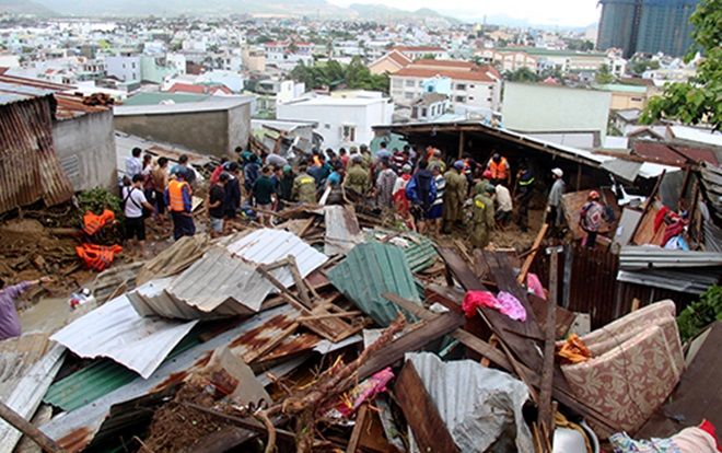 Vì sao Nha Trang ngập nặng, sạt lở nghiêm trọng?