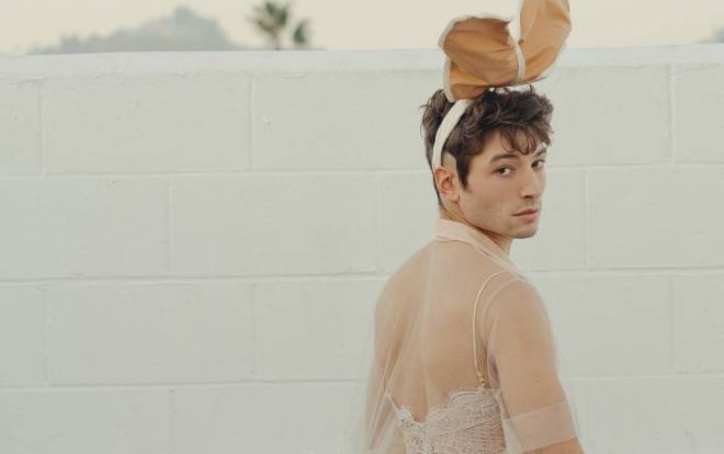 Sao nam 'Sinh vật huyền bí' gây shock khi mặc đồ nội y ren tạo dáng cực dị