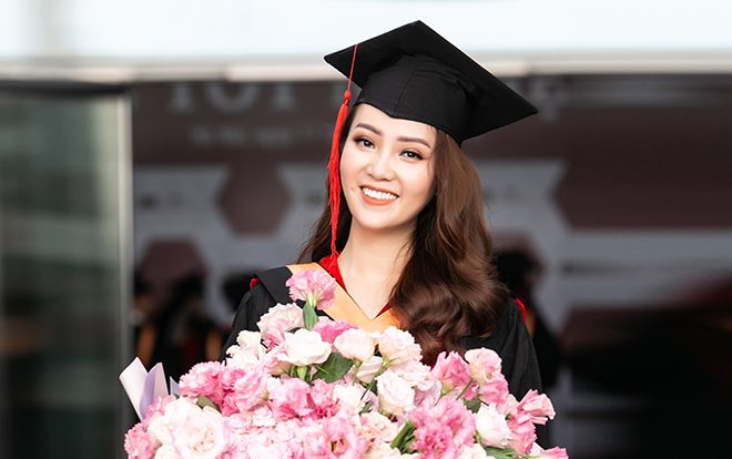 Chồng tặng hoa cho á hậu Thúy Vân nhưng rất 'kiêu' không chịu chụp hình chung