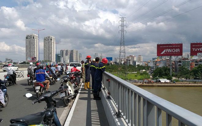 Bất lực nhìn người đàn ông bỏ xe máy gieo mình xuống sông Sài Gòn tự vẫn
