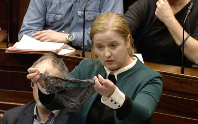 Phiên tòa dùng quần lót làm bằng chứng bênh vực kẻ cưỡng hiếp gây tranh cãi