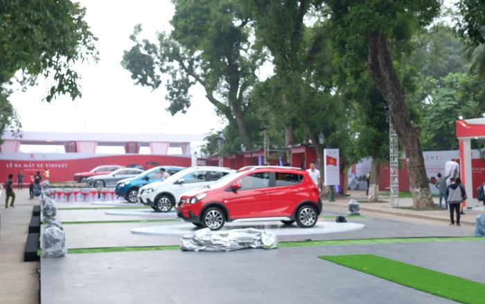 Lộ diện VinFast Fadil, sedan Lux A2.0, SUV SA 2.0 và xe điện Klara trước giờ ra mắt