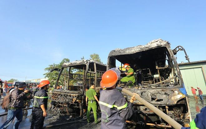 2 xe khách bất ngờ bốc cháy dữ dội trong bến xe trung tâm Đà Nẵng