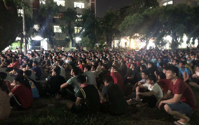 KTX ĐH Quốc gia TP.HCM 'bốc hỏa' vì quá nhiều sinh viên đổ về xem offline cổ vũ đội tuyển Việt Nam