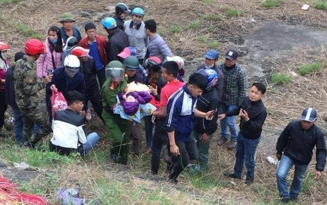 Bé trai 3 tuổi bị người thân bỏ rơi ở chân cầu vượt đói lả đến kiệt sức