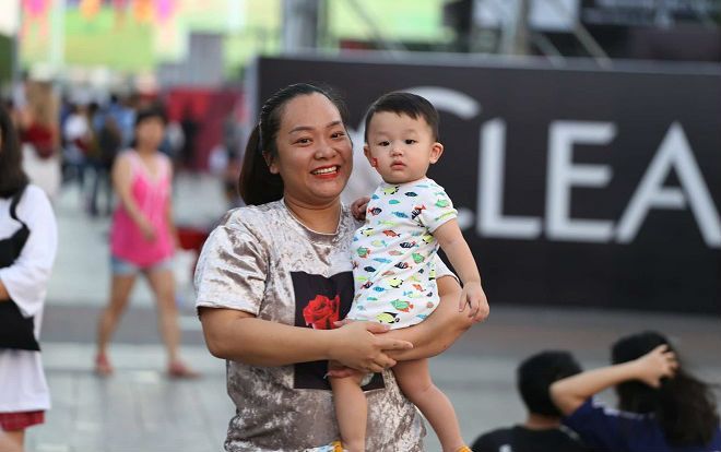Người dân đổ ra phố đi bộ Nguyễn Huệ tưng từng cổ vũ đội tuyển Việt Nam trong trận gặp Myanma