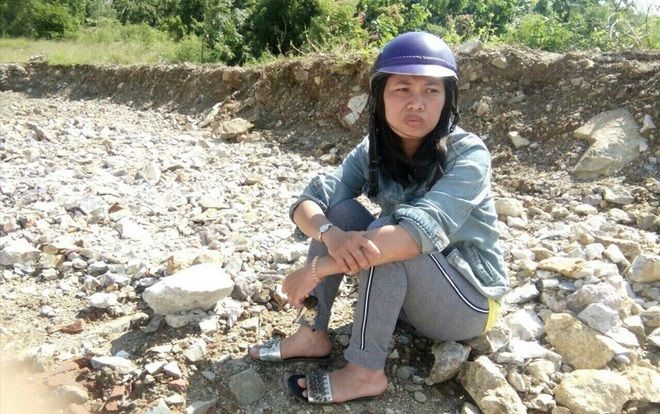 Rơi nước mắt nhìn cô giáo thẫn thờ khóc đồng nghiệp tử vong ở hiện trường vụ sạt lở hồ nhân tạo