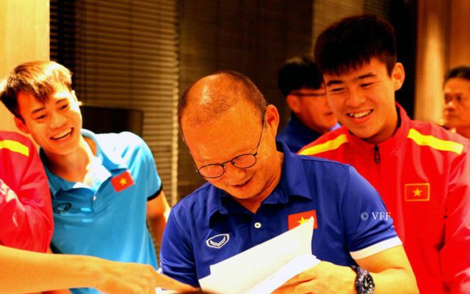 HLV Park Hang Seo tươi cười rạng rỡ khi nhận bức tranh chân dung do các học trò của mình phác họa nhân dịp 20/11