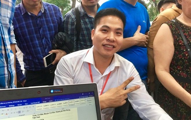 Người đầu tiên đặt cọc mua xe VinFast tại Hà Nội: 'Giá xe tiền tỷ không quá đắt, vì đó là tên tuổi của Việt Nam'