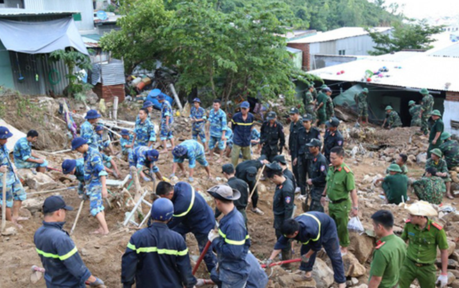 Chùm ảnh: Người dân Nha Trang đau xót dựng bàn thờ chung cho những nạn nhân đã khuất sau trận lũ và sạt lở lịch sử