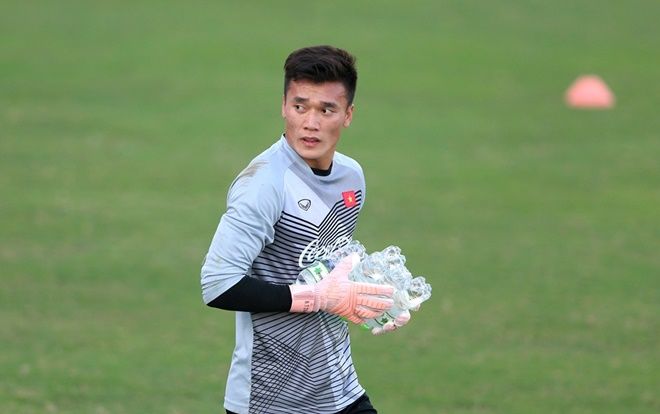 Mẹ thủ môn Bùi Tiến Dũng khen Đặng Văn Lâm bắt tốt, khuyên con đừng buồn