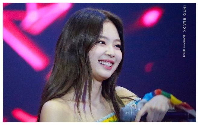 Liên tục kéo áo, Jennie (Black Pink) lộ luôn đồ lót trên sân khấu, vô ý hay cố tình tạo phốt?