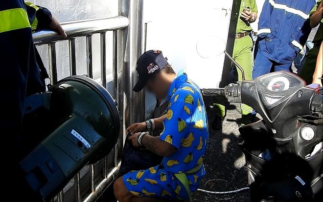 Gần 100 chiến sĩ giải cứu nam thanh niên leo lên đỉnh cầu Thuận Phước quay clip 'sống ảo'