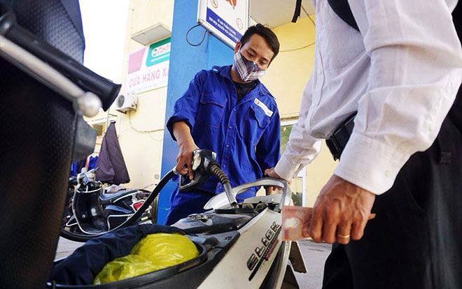 Giá xăng đồng loạt giảm sốc: Xăng RON 95 về dưới 20.000 đồng/lít