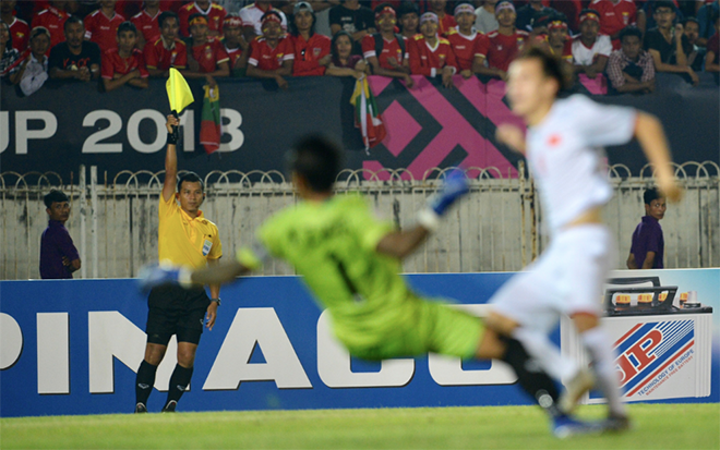'Trả đũa' trọng tài biên tước bàn thắng của Văn Toàn, CĐV Việt Nam lập hàng loạt Facebook giả mạo