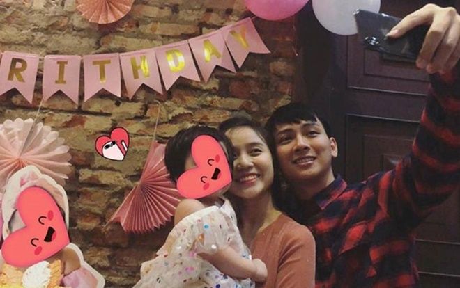 Hoài Lâm cùng người yêu bế một bé gái ở tiệc thôi nôi nhận được nhiều sự chú ý
