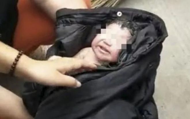 Bé sơ sinh Trung Quốc bị mẹ vứt bỏ trong thùng rác