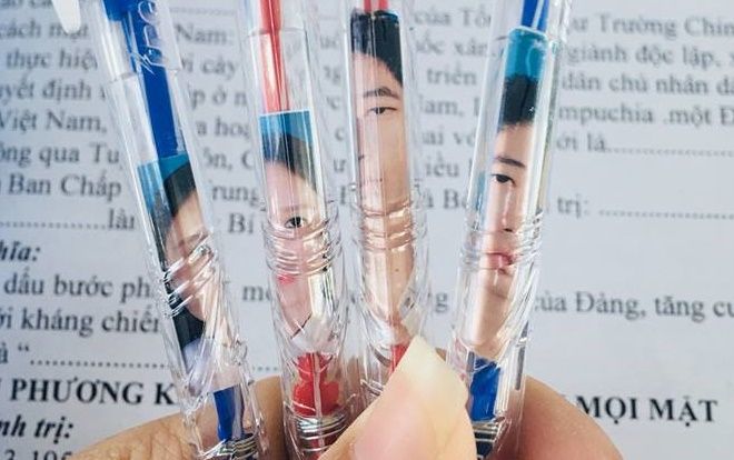 'Cười đau ruột' với cảnh học sinh nghèo đến độ cái bút bi cũng phải nhét ảnh thẻ vào để tránh bị 'lạc chủ'