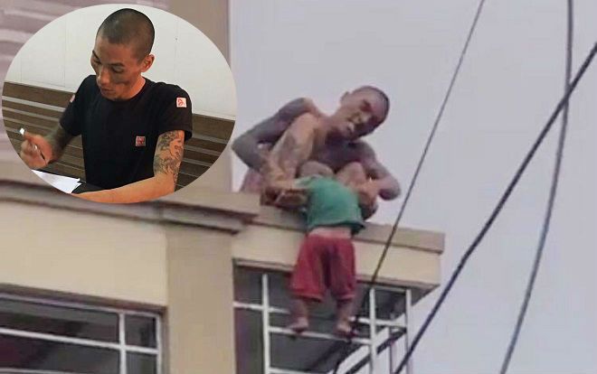 'Chí Phèo' ôm con hơn 1 tuổi thả từ mái nhà xuống đất khai gì tại cơ quan công an?
