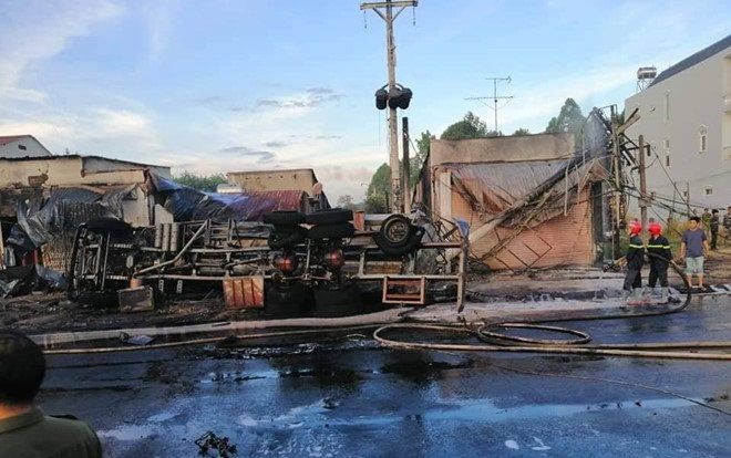 Vụ xe bồn chở xăng bốc cháy dữ dội ở Bình Phước: Trên xe có 14 khối xăng dầu, tài xế bị thương rất nặng