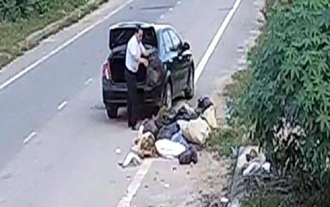 Tài xế lái ô tô dừng lại vứt nhiều túi rác giữa đường bị phạt 3 triệu đồng