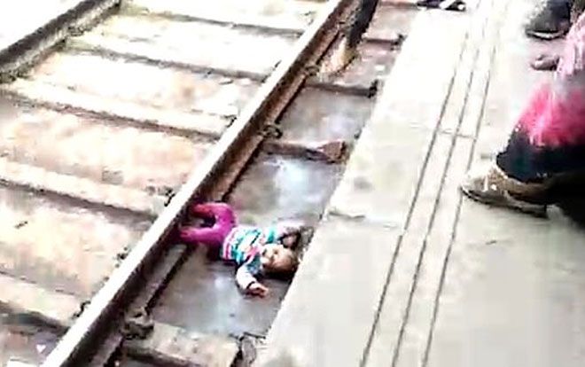 Nằm dưới đường ray khi tàu chạy qua, bé 1 tuổi sống sót thần kỳ