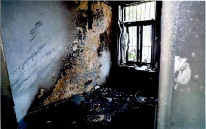 Cha phóng hỏa suýt thiêu sống con trai vì 'ngủ nướng' không đi làm